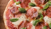 Egal ob mit klassischem Belag oder exotisch: Auf einem Pizzastein gelingt die Pizza auf jedem Grill.