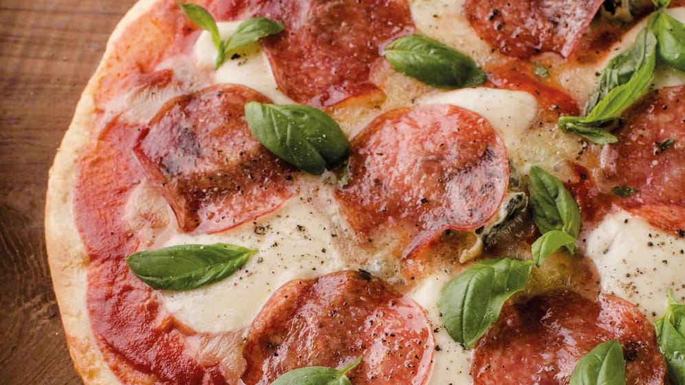 Egal ob mit klassischem Belag oder exotisch: Auf einem Pizzastein gelingt die Pizza auf jedem Grill.