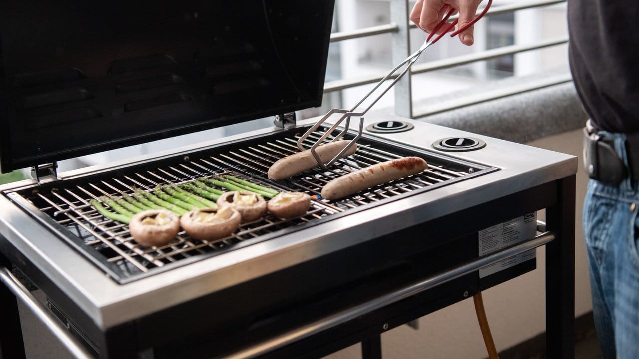 Er heizt schnell auf und rußt nicht: Vor allem auf beengten Balkonen ist der Gasgrill eine gute Alternative.