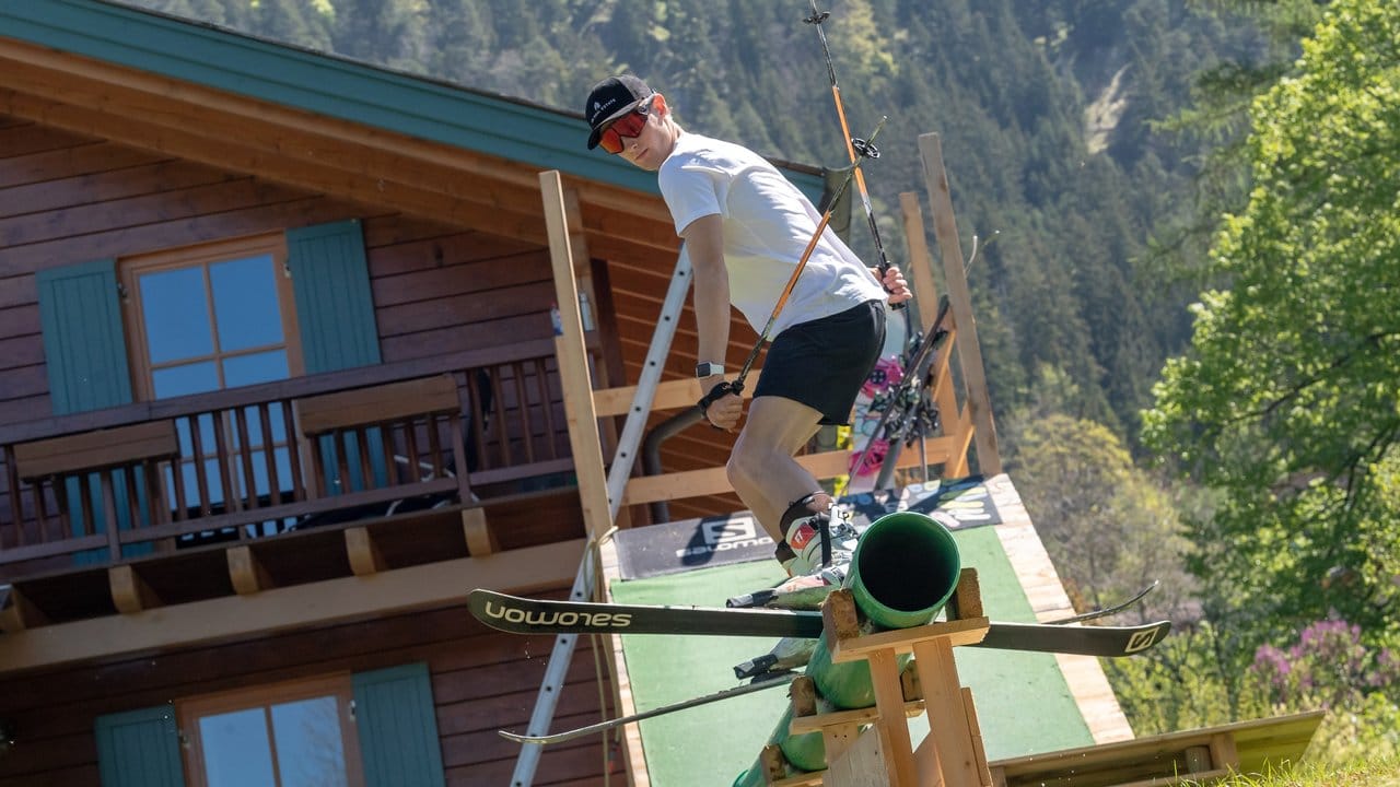 Ski-Freestyler David Zehentner baute sich Rails und eine Schanze im Garten seines Elternhauses.