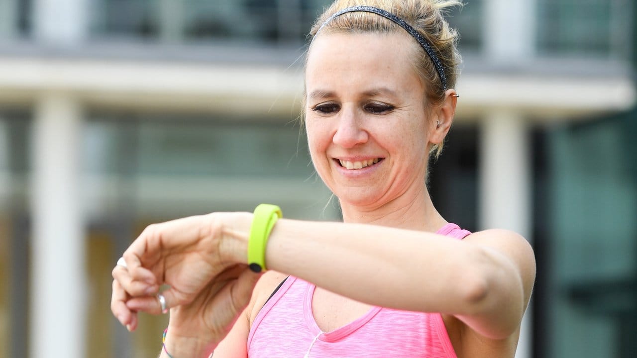 Schrittzähler, Stoppuhr und Pulsmesser: Mit diesen drei Komponenten kommen die meisten Fitnessarmbänder aus. Schrittzähler, Stoppuhr und Pulsmesser: Mit diesen drei Komponenten kommen die meisten Fitnessarmbänder aus.