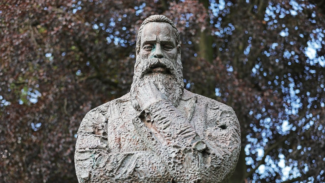 Eine Statue von Friedrich Engels steht in der Nähe seine Geburtshauses.