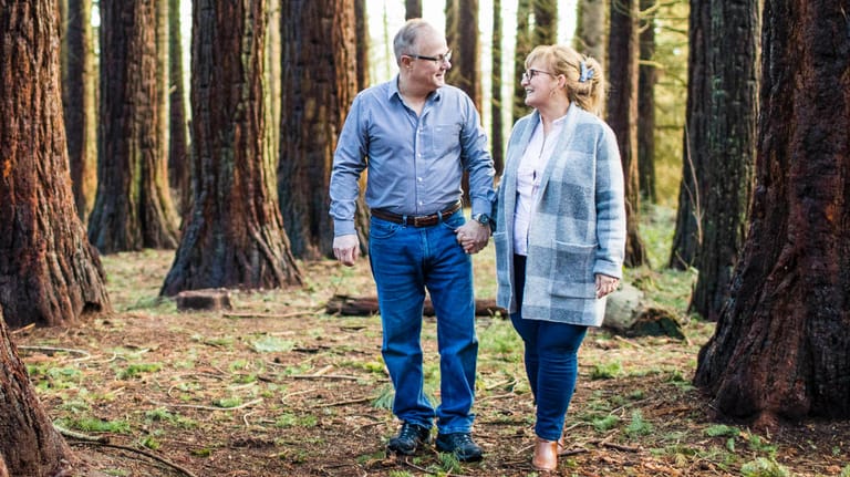 Älteres Paar geht im Wald spazieren: Eine private Rentenversicherung sollte man heutzutage nicht mehr abschließen.