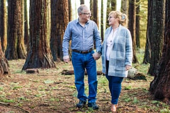 Älteres Paar geht im Wald spazieren: Eine private Rentenversicherung sollte man heutzutage nicht mehr abschließen.