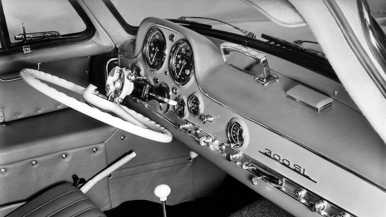 Klassischer Blick zurück: Im Mercedes 300 SL der 1950er Jahre thronte der Rückspiegel des Innenraums auf dem Armaturenbrett.
