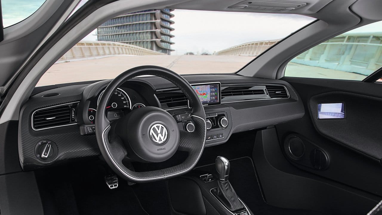 Blick zurück im Monitor: Im VW XL1 ersetzen Kameras und Monitore traditionelle Spiegel.