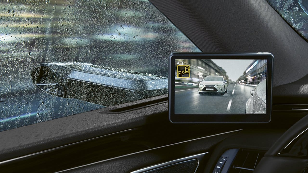 Klare Sicht: Im Lexus ES lassen sich auch Zusatzinformationen in die elektronische Rückschau einblenden - zudem entfällt der Blick durch regennasse Scheiben.