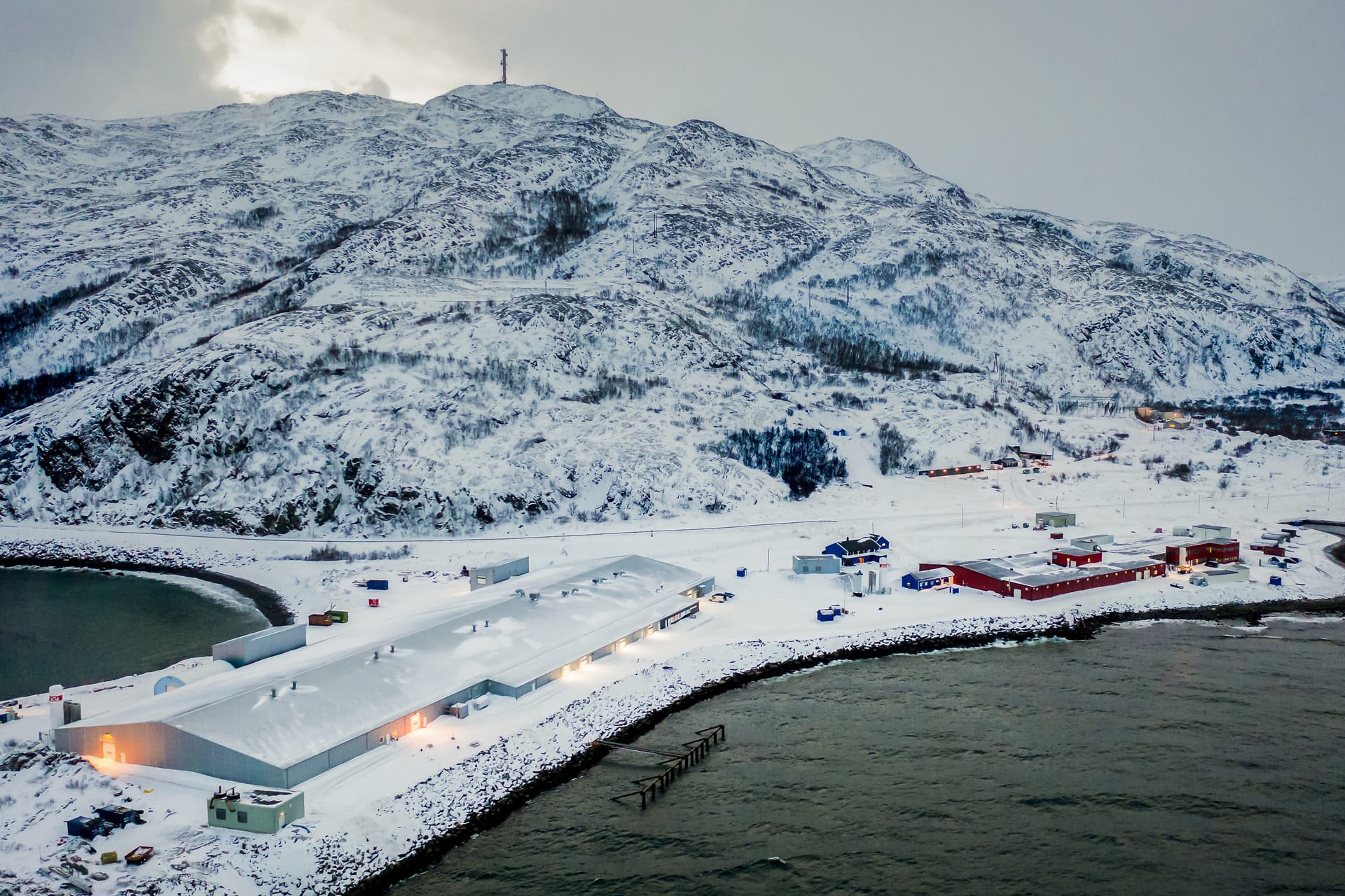 Im Norden Norwegens liegt die Aufzuchtstation der Grieg Seafood Finnmark AS: Hier verbringen die Lachse ihr erstes Lebensjahr bevor sie in die Salzwassernetze kommen.