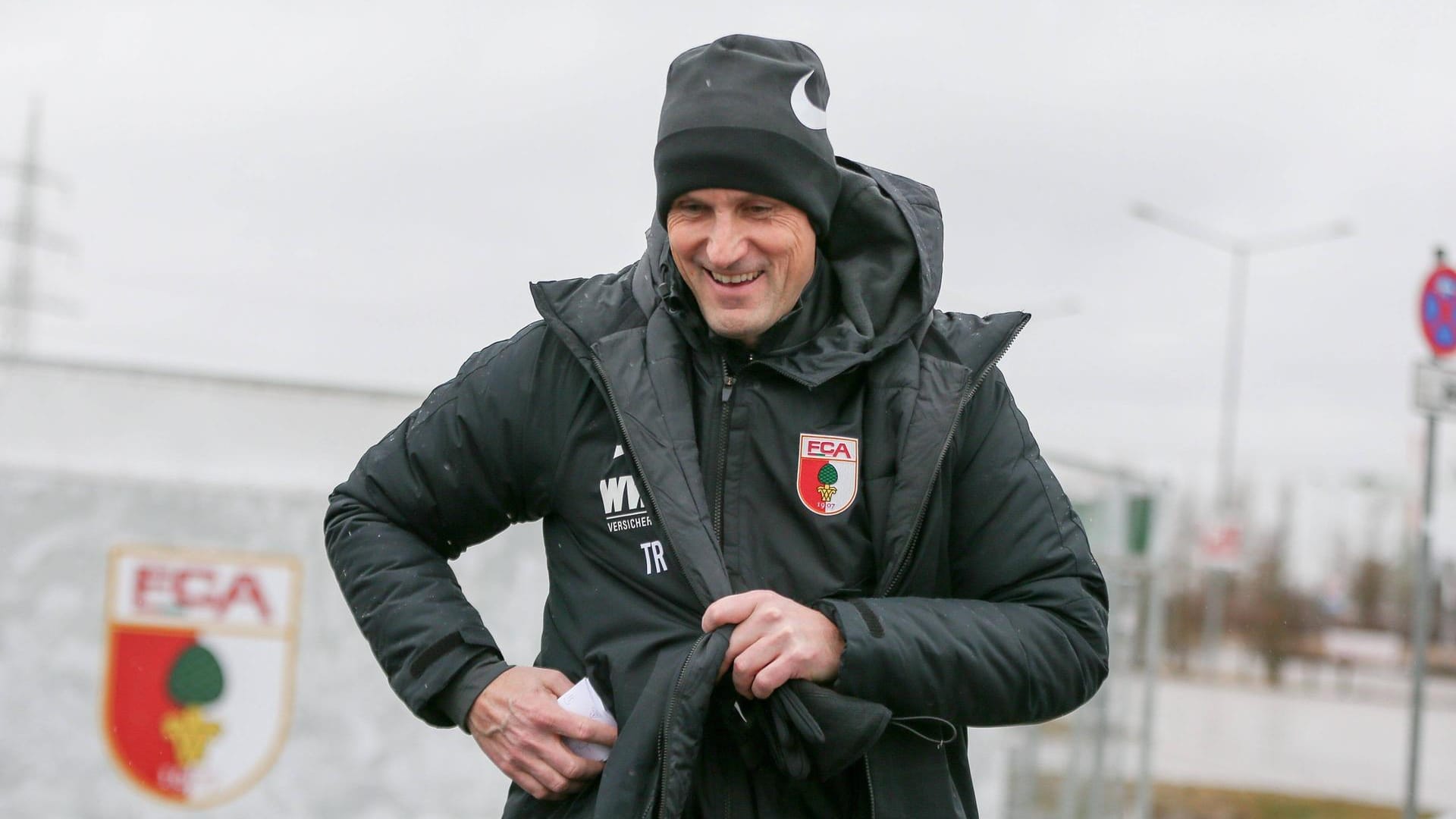 Dieser Einkauf von Zahnpasta und Hautcreme hat für Heiko Herrlich Konsequenzen. Wegen des Verstoßes gegen die Hygieneregeln in der Hotel-Quarantäne darf der Trainer des FC Augsburg sein neues Team nun am Samstag (15.30 Uhr, im Liveticker bei t-online.de) nicht im Bundesligaspiel gegen den VfL Wolfsburg betreuen. Er ist nicht der Erste, der gegen die strengen Auflagen verstößt und dafür mit Konsequenzen rechnen muss.