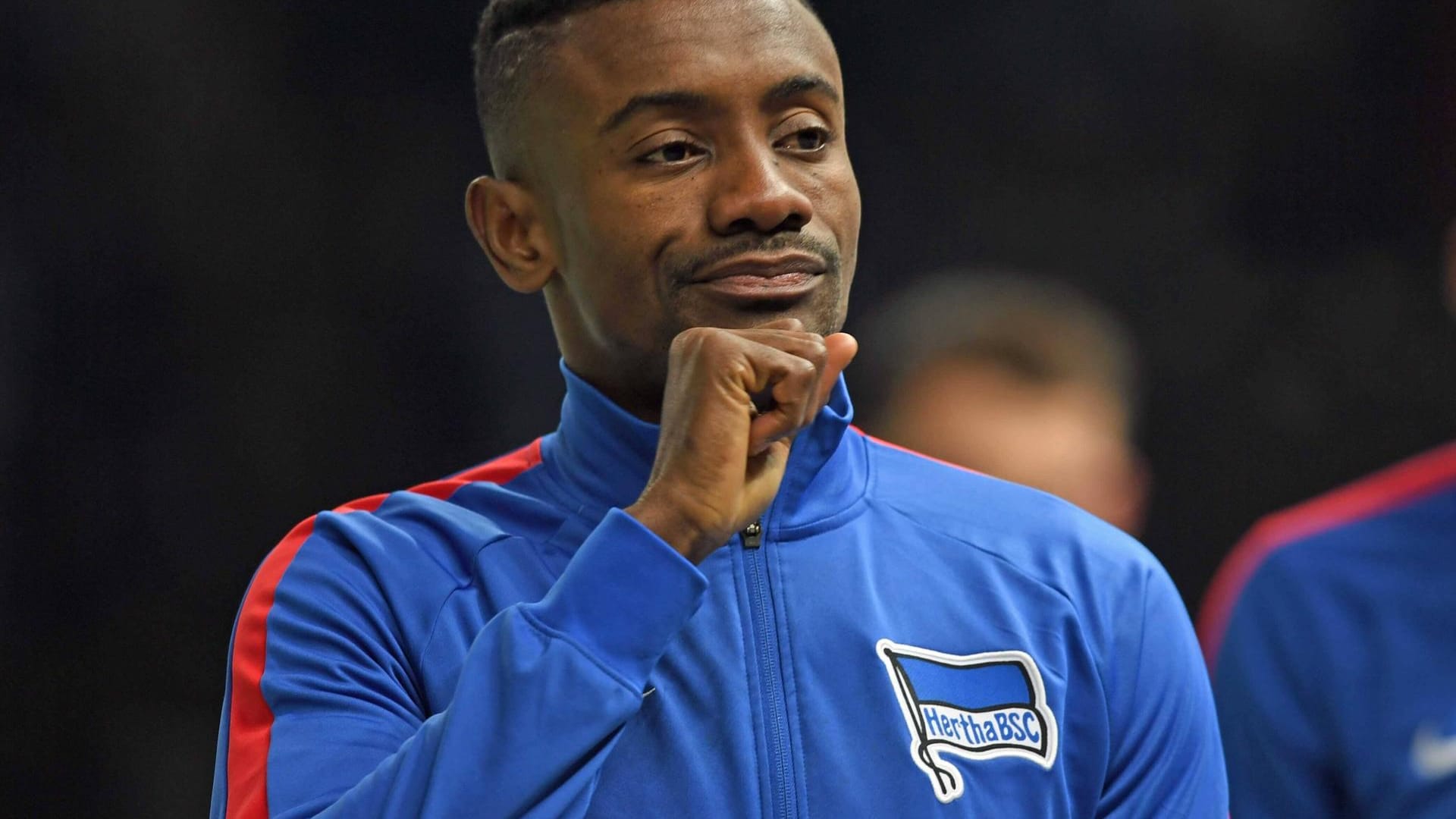 Salomon Kalou war erst vor zehn Tagen für seine Verstöße gegen die Corona-Maßnahmen und Verhaltensregeln bei Hertha BSC suspendiert worden. Der Ivorer hatte in der mit einem Live-Video aus dem Kabinentrakt des Berliner Bundesligisten offensichtliche Nachlässigkeiten beim Einhalten der Hygienevorschriften dokumentiert und mit den Kollegen über Gehaltsabrechnungen diskutiert. Danach hatte er sich für seine Verhalten entschuldigt.