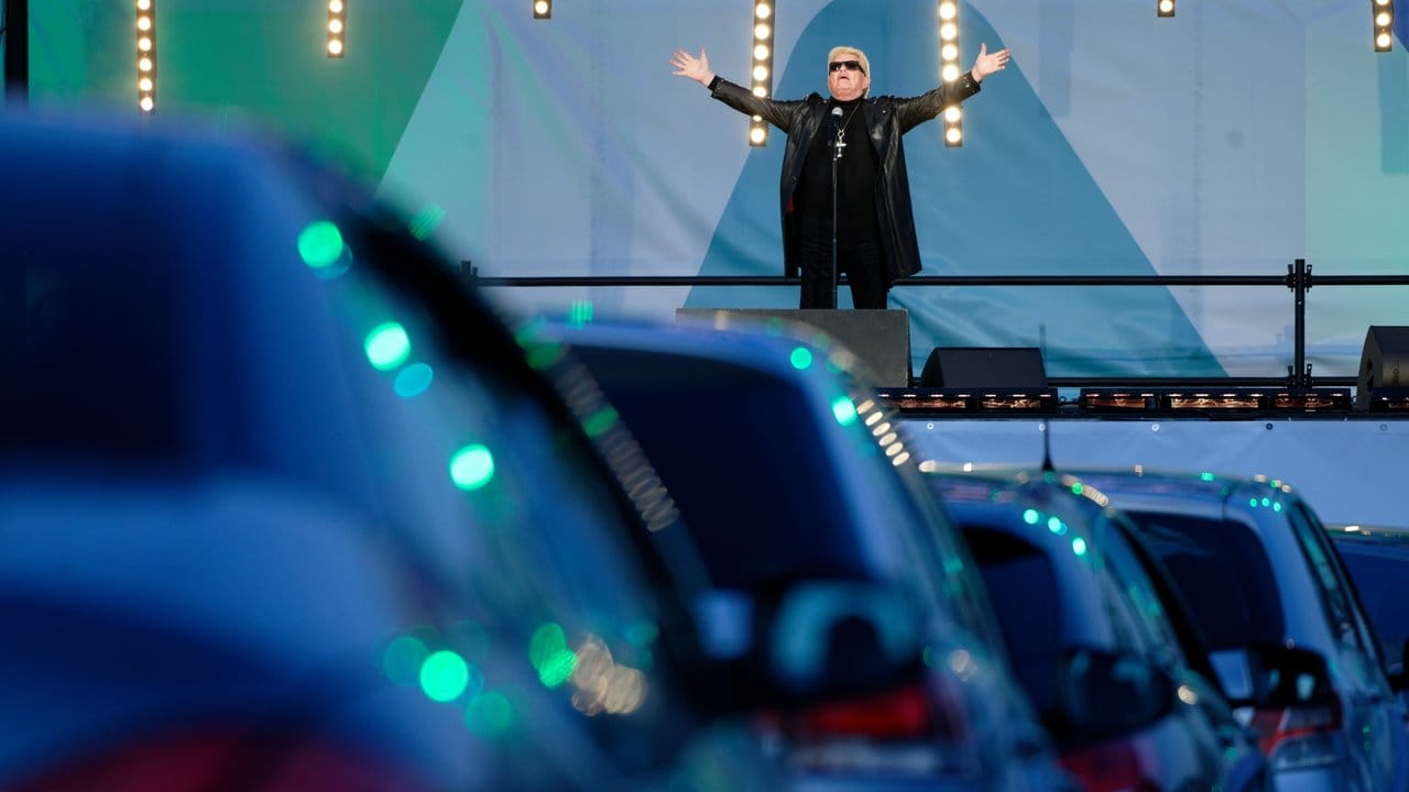 Der Sänger Heino steht bei einem Auto-Konzert auf der Bühne. Der Sänger Heino steht bei einem Auto-Konzert auf der Bühne.