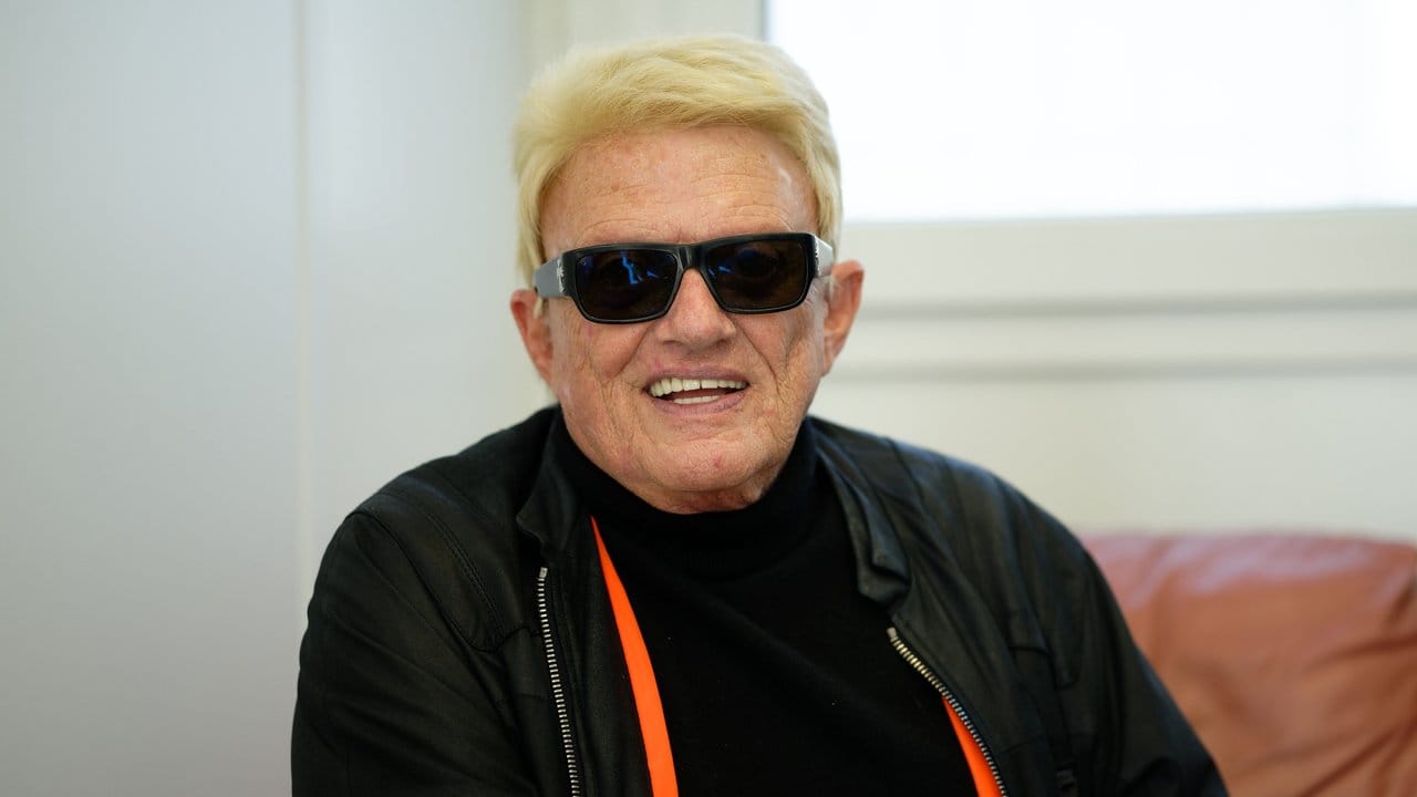 Der Schlagersänger Heino hat ein Konzert vor Autos gespielt. Der Schlagersänger Heino hat ein Konzert vor Autos gespielt.