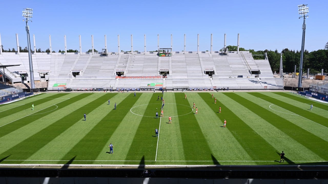 Auch im Karlsruher Wildparkstadion wurde vor leeren Rängen gekickt. Auch im Karlsruher Wildparkstadion wurde vor leeren Rängen gekickt.