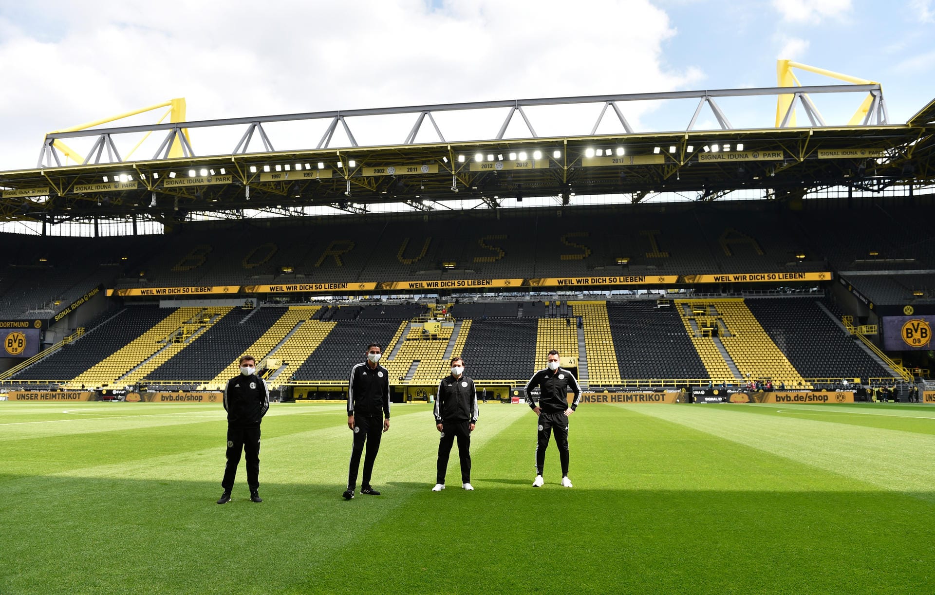Hier stehen Schiedsrichter Deniz Aytekin (2.v.l) und sein Gespann vor dem Revierderby auf dem Spielfeld in Dortmund.