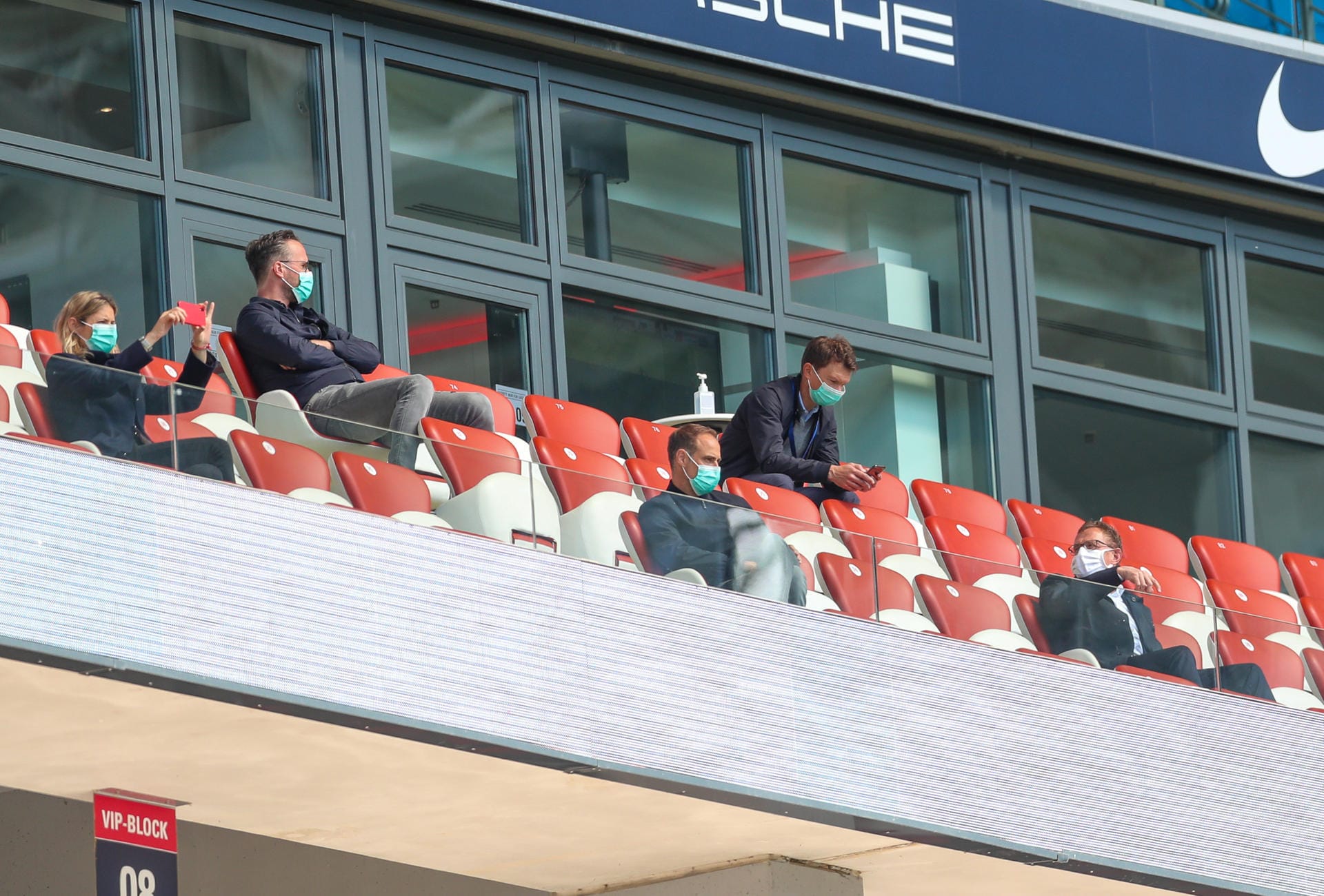 Abstand halten in der Red-Bull-Arena: Fußball-Chef Ralf Rangnick (r.) mit Leipzigs Geschäftsführer Oliver Mintzlaff.