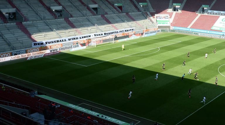 "Der Fußball wird leben – euer Business ist krank." In Augsburg protestieren Fans, ohne im Stadion zu sein.