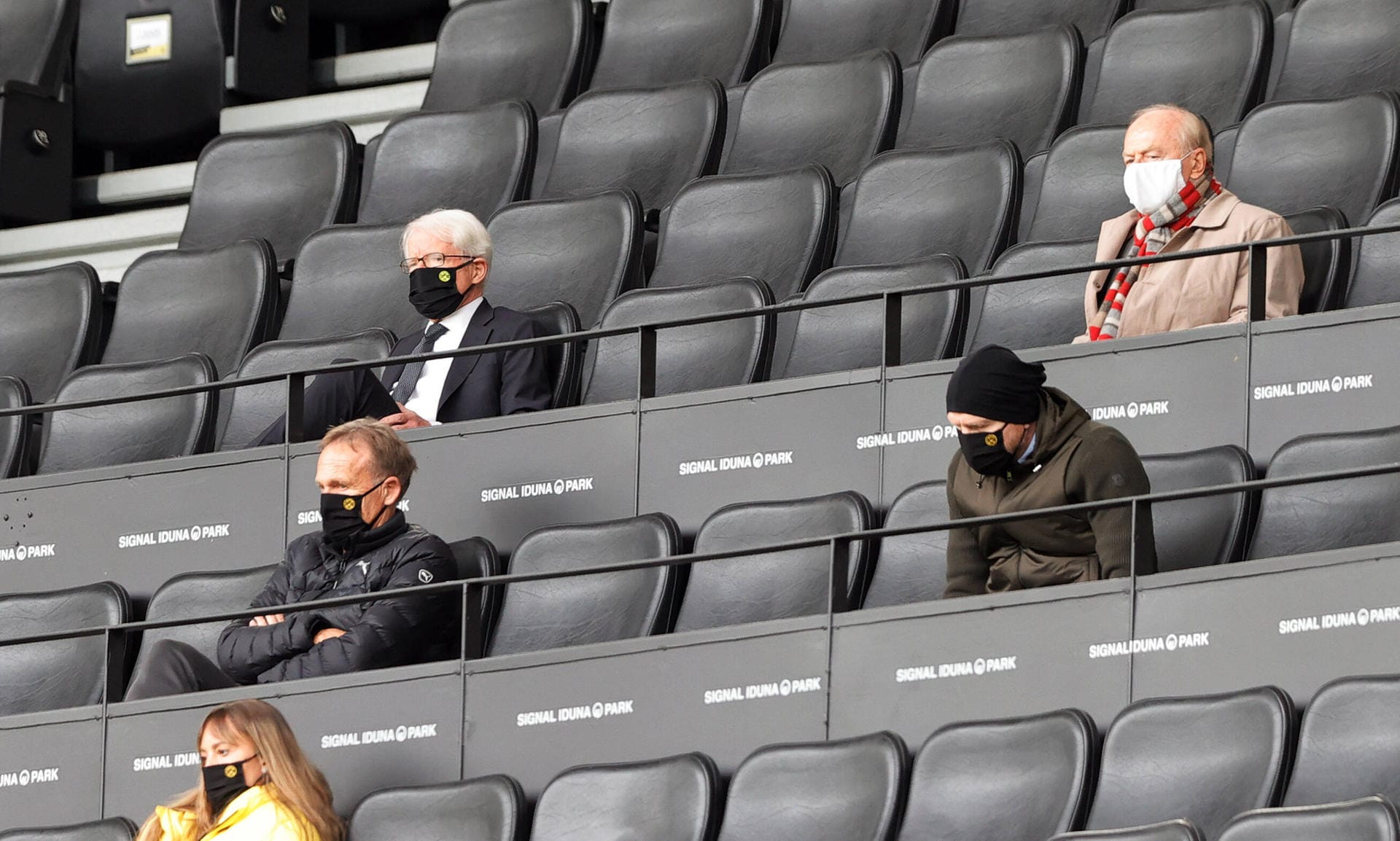 Drei Plätze Abstand: Hier sitzen unter anderem BVB-Geschäftsführer Hans-Joachim Watzke (l.) sowie Ligapräsident Dr. Reinhard Rauball und Berater Matthias Sammer.