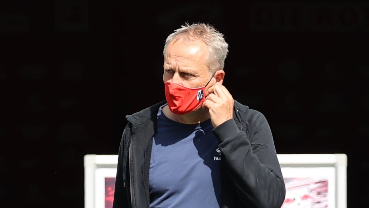 Freiburgs Trainer Christian Streich kommt mit Maske ins Stadion.