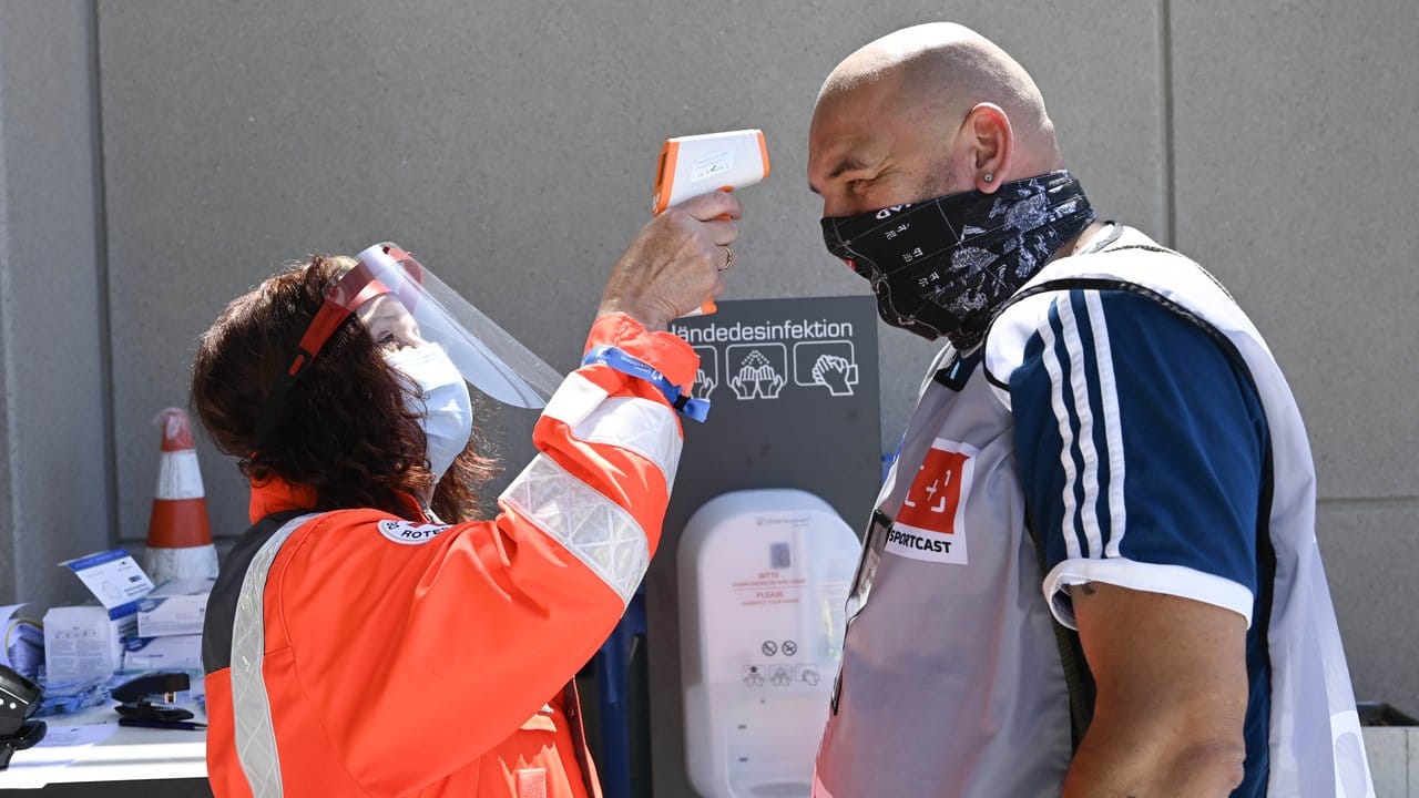 Bei Journalisten und Fotografen, die ins Hoffenheim-Stadion kommen wird die Körpertemperatur gemessen.