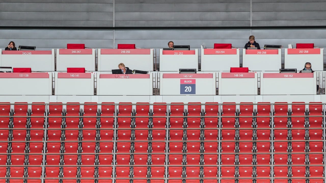 Wenige Journalisten sitzen im Leipziger Stadion mit Abstand zueinander auf der Pressetribüne.