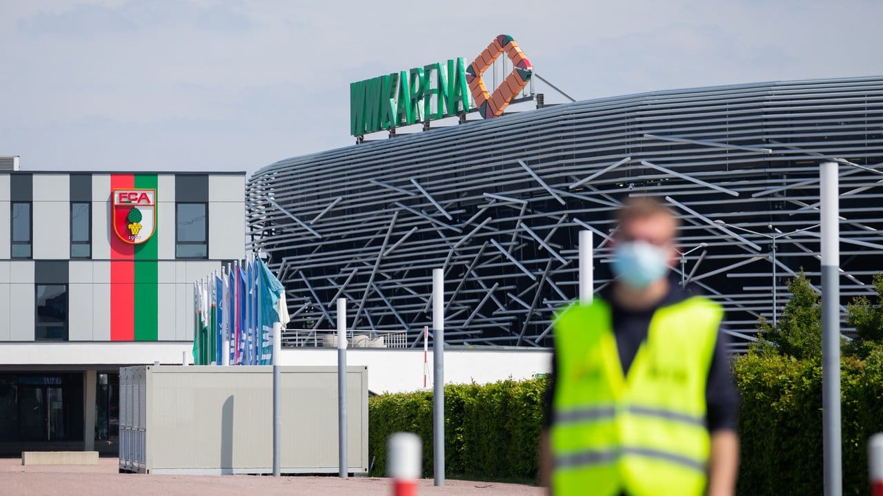 Vor dem Stadion in Augsburg ließen sich keine Fans blicken.