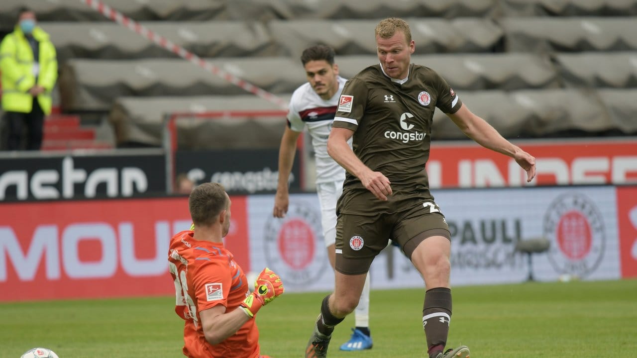 Nach einem Foul an Pauli-Profi Henk Veerman (r) sah Nürnbergs Torwart Christian Mathenia die Rote Karte.