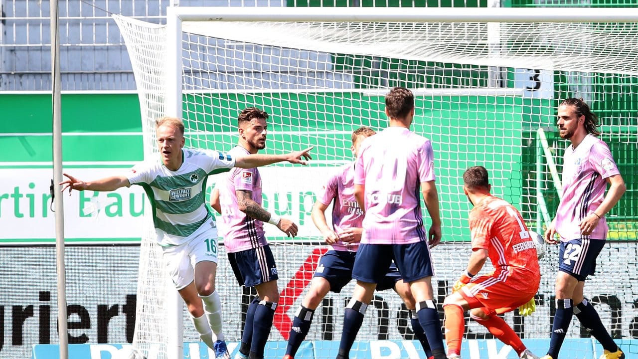 Havard Nielsen (l) war der gefeierte Mann von Greuther Fürth beim Re-Start gegen den HSV.