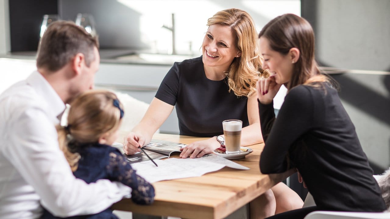 Die Küchenplanung sollte sich an den heutigen und zukünftigen Bedürfnissen der Familie orientieren.