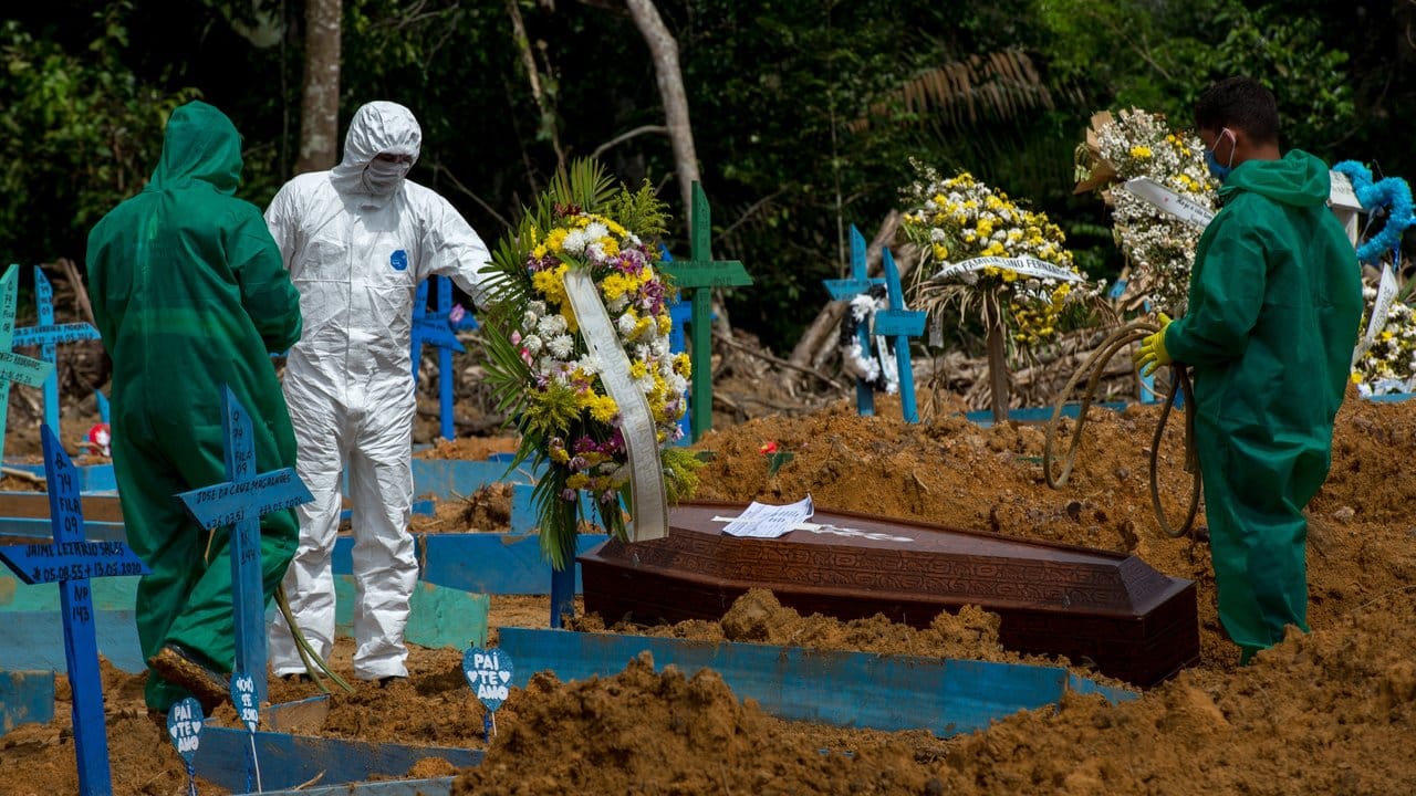 Beerdigung auf einem Friedhof in Manaus in Brasilien. Beerdigung auf einem Friedhof in Manaus in Brasilien.