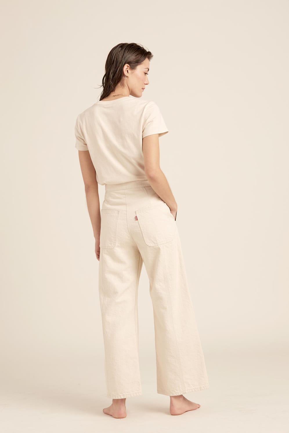 Für Frauen wie Männer sind Jeans in Weiß oder Ecru, einem Hellbeige, angesagt. Viele Hersteller haben diesen Farbton im Angebot.