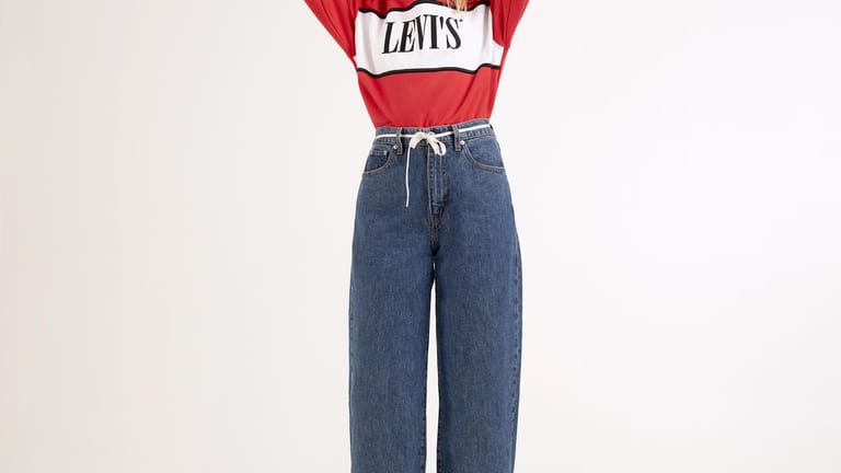 Der Jeanstrend für Frauen: Die Paperbag-Jeans ist auf Taille geschnitten und wird dort mit einem Gürtel gebunden.
