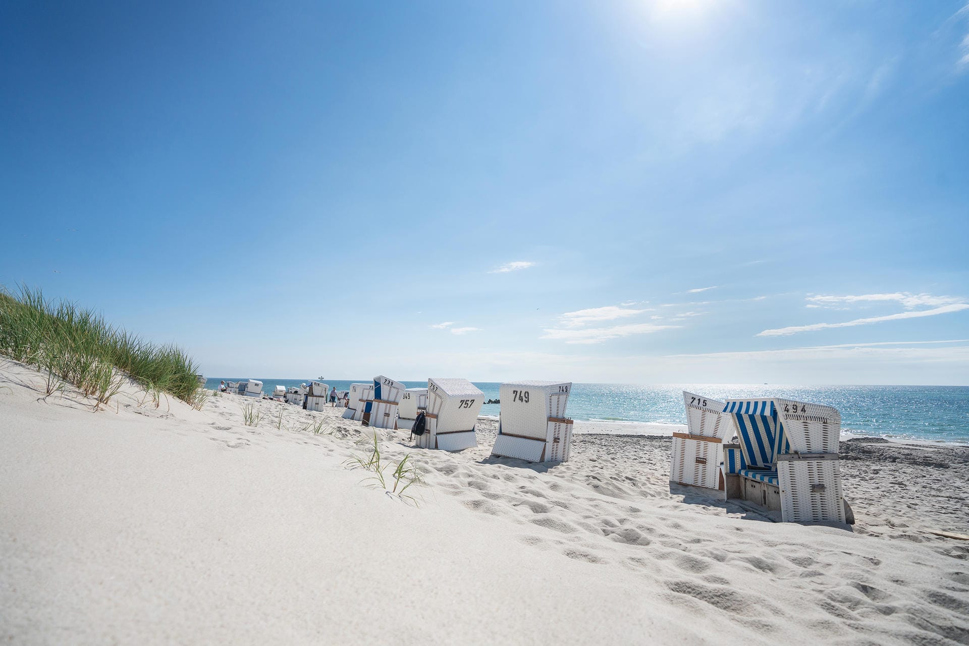 Ausblick aufs Meer: Strandkörbe am Hörnumer Weststrand auf Sylt.