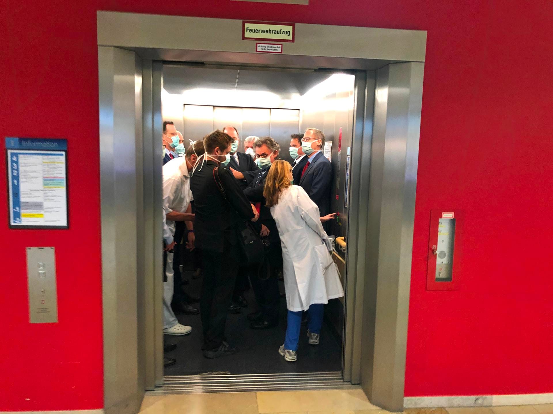 Bei einem Besuch der Uniklinik Gießen drängen sich Bundesgesundheitsminister Jens Spahn und Hessens Ministerpräsident Volker Bouffier mit Begleitern in einem Fahrstuhl: Spahn sagte im Nachhinein einsichtig, selbst wenn man Mundschutz trage, sei es wichtig, Abstand zu halten.