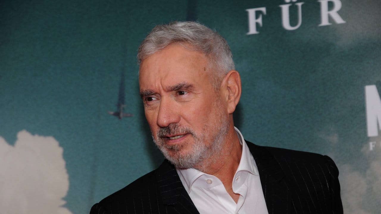 Regisseur Roland Emmerich will Halle Berry für sein nächstes Projekt vor die Kamera holen. Regisseur Roland Emmerich will Halle Berry für sein nächstes Projekt vor die Kamera holen.