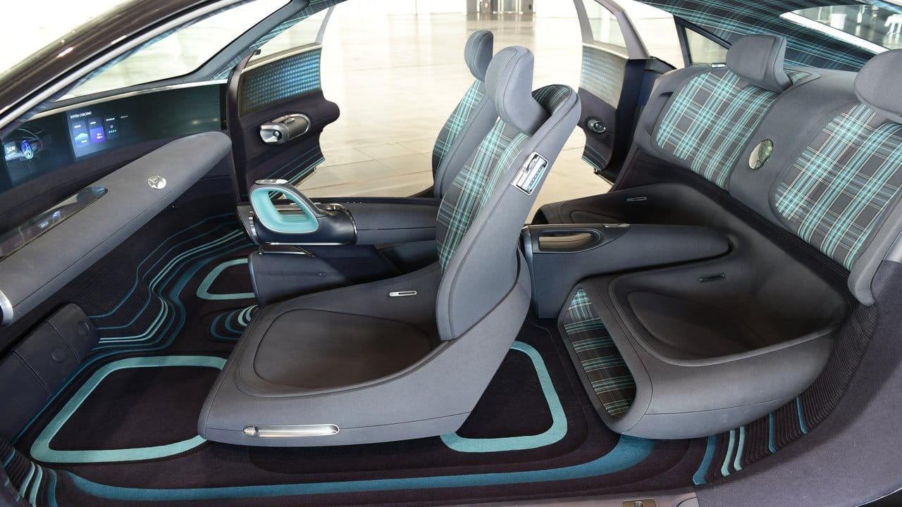 Weder die handgewebten Sitzbezüge, noch die Sessel, die sich dank eines Bodyscans oder der Eingabe biometrischer Daten dem Körperbau anpassen, dürften bei Hyundai in absehbarer Zeit in Serie gehen.