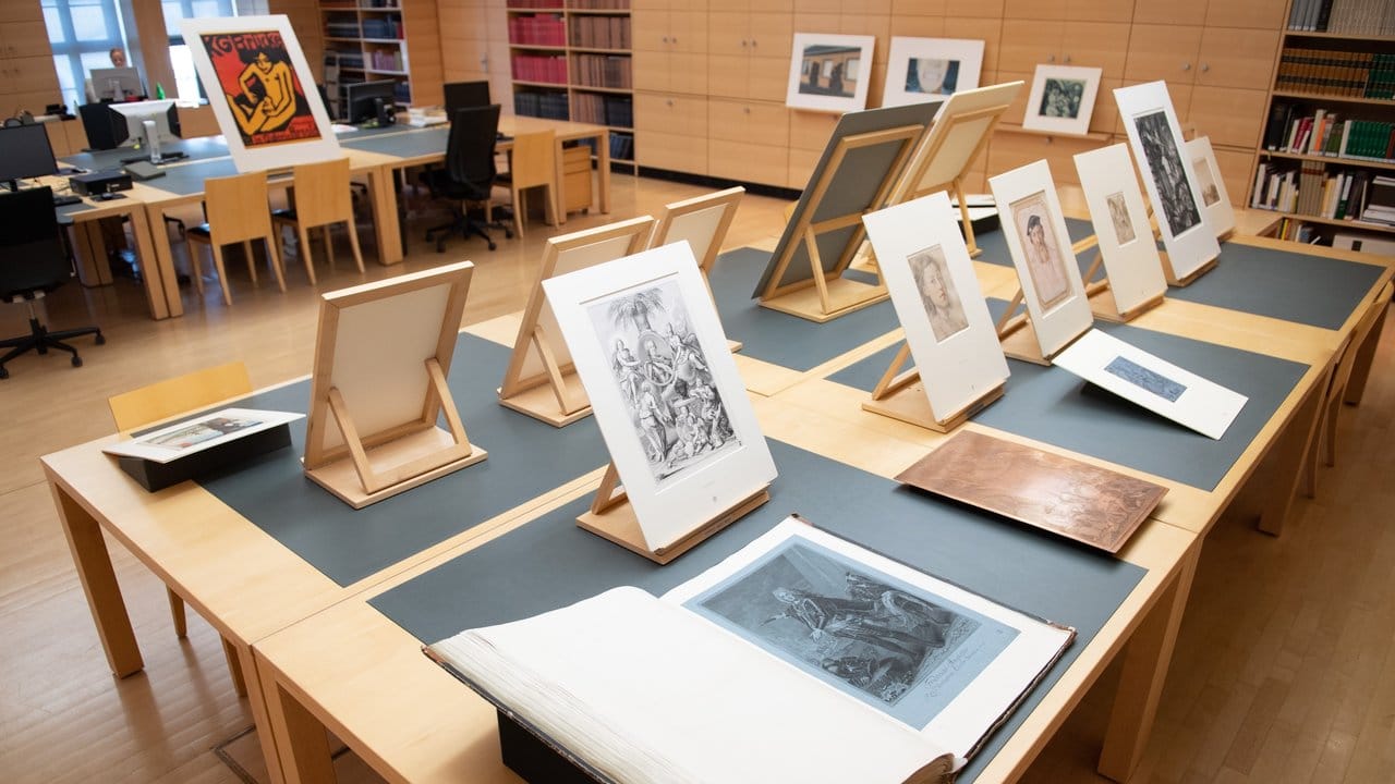 Kunstwerke aufgereiht im Studiensaal des Kupferstich-Kabinetts. Kunstwerke aufgereiht im Studiensaal des Kupferstich-Kabinetts.