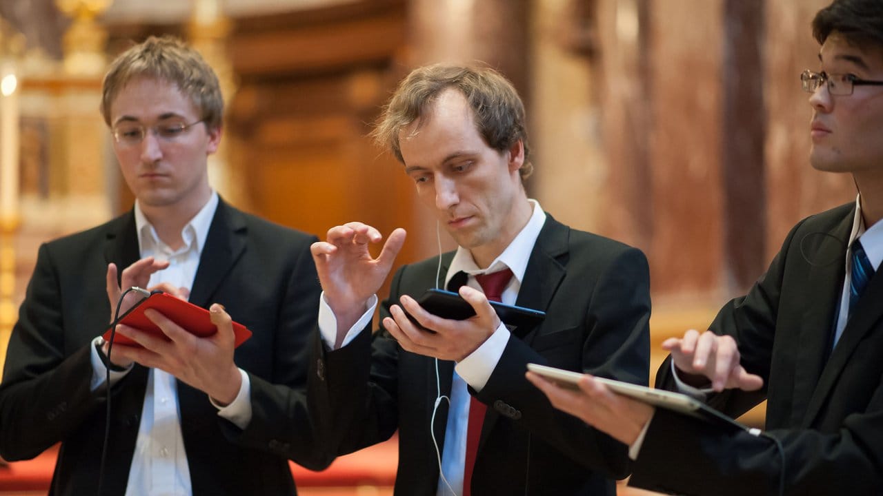 Das Tablet-Trio um Matthias Krebs (Mitte) spielt mit Apps ein Bach-Konzert im Berliner Dom. Das Tablet-Trio um Matthias Krebs (Mitte) spielt mit Apps ein Bach-Konzert im Berliner Dom.