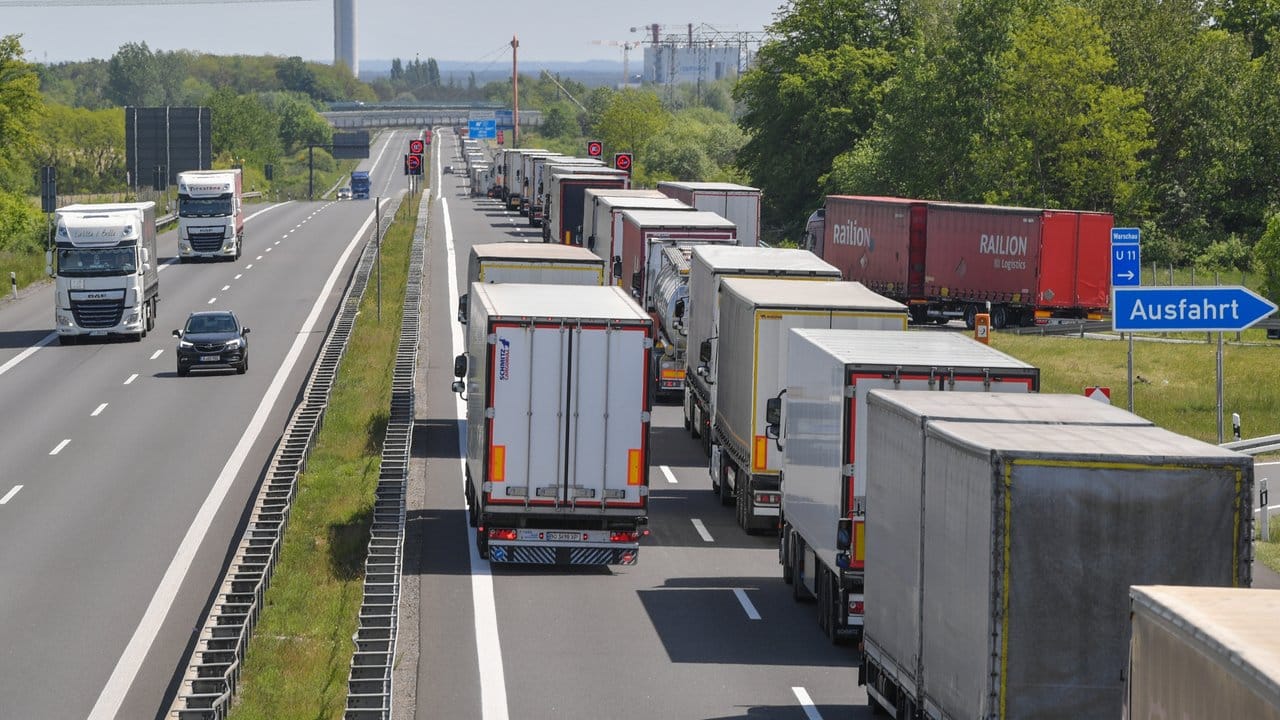 Lastwagen stauen sich auf der Autobahn A12 in Richtung Polen vor dem deutsch-polnischen Grenzübergang.