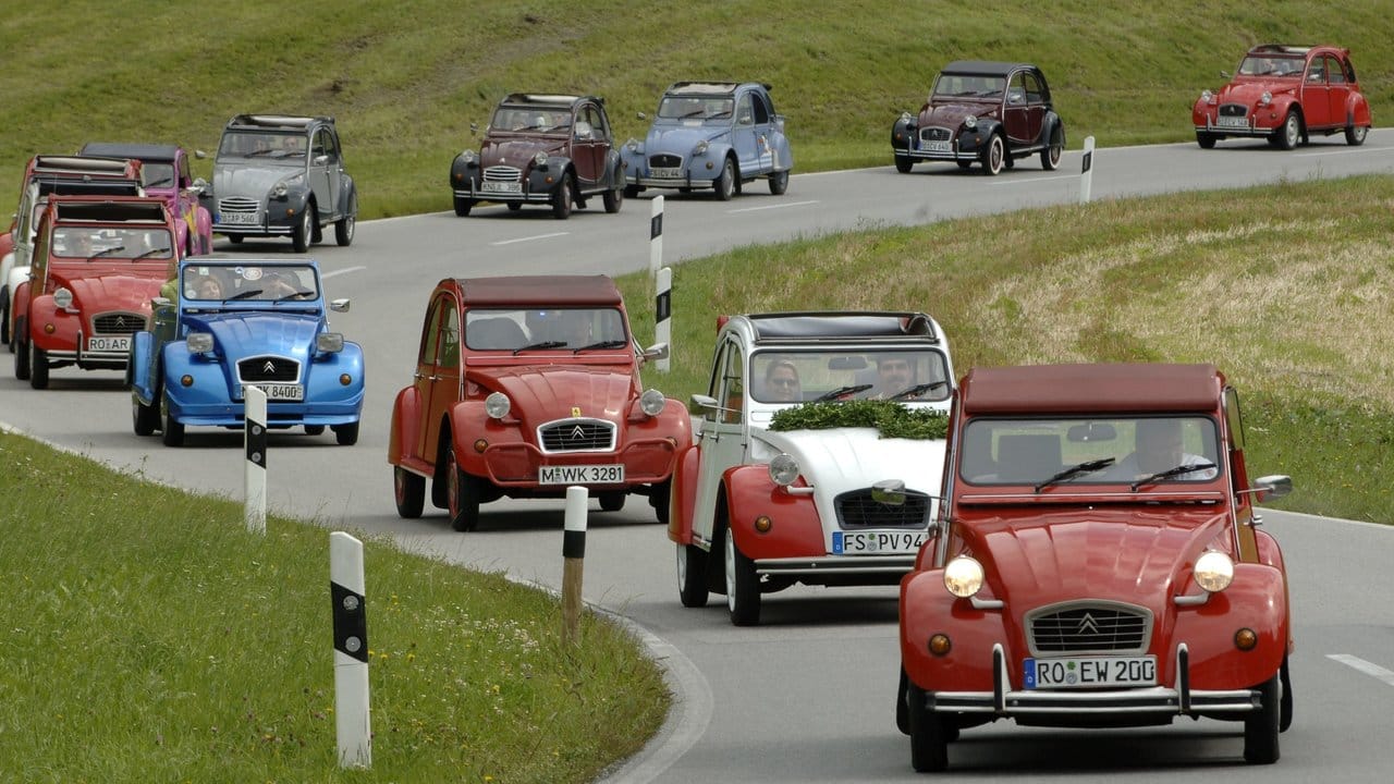 Entenparade: Citroën setzte beim 2 CV („Ente“) auf einen Zweizylinder-Boxermotor. Entenparade: Citroën setzte beim 2 CV („Ente“) auf einen Zweizylinder-Boxermotor.
