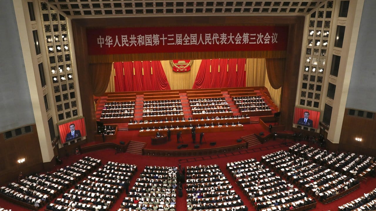 Die Plenarsitzung des chinesischen Volkskongresses findet in der Großen Halle des Volkes statt.
