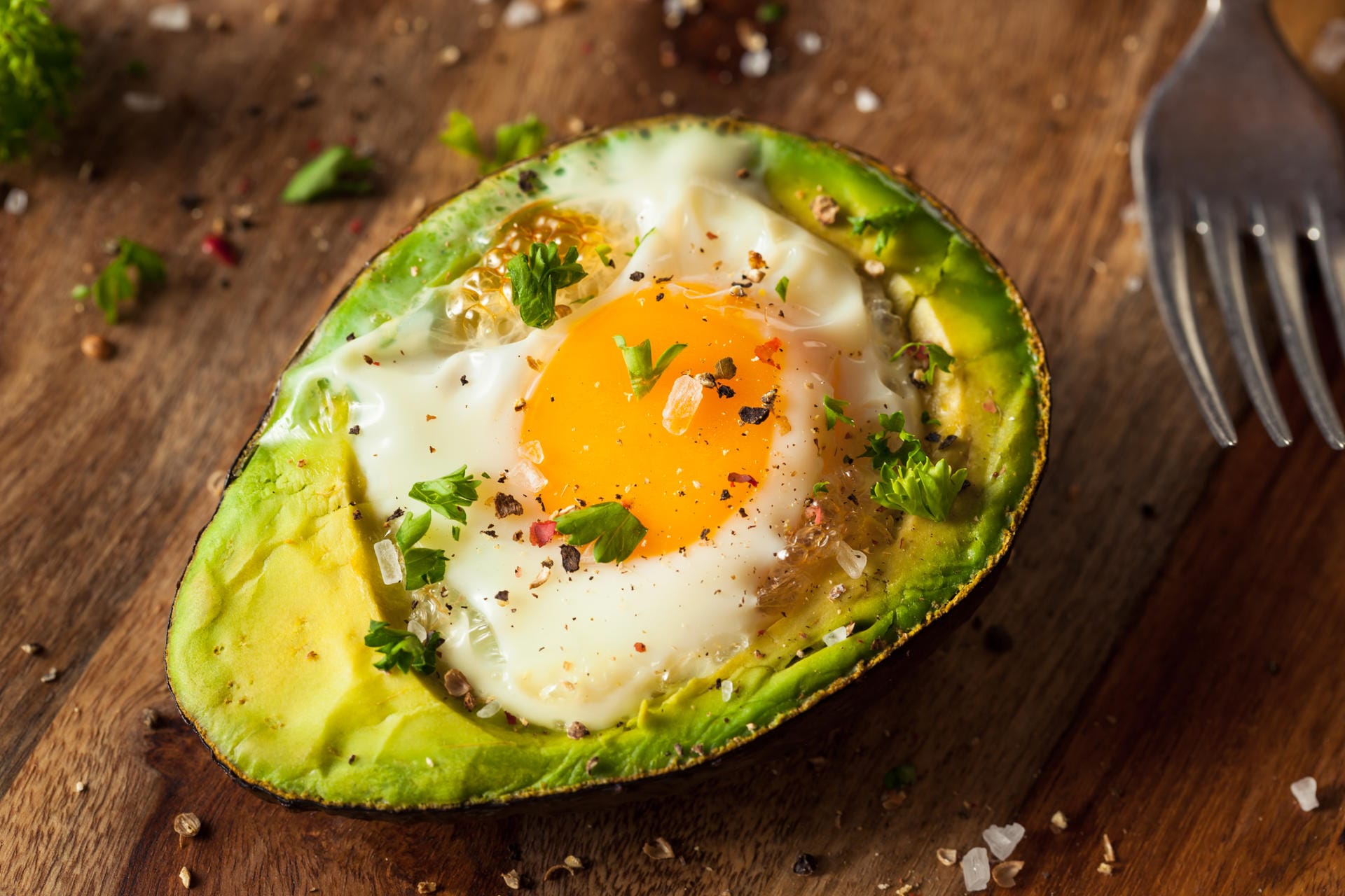 Avocado-Ei: Das vegetarische Gericht lässt sich mit verschiedenen Kräutern variieren.