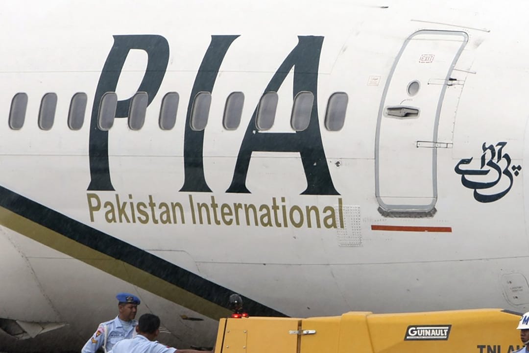 Ein Passagierflugzeug der Pakistan International Airlines PIA auf dem Rollfeld einer Militärbasis (Archiv).