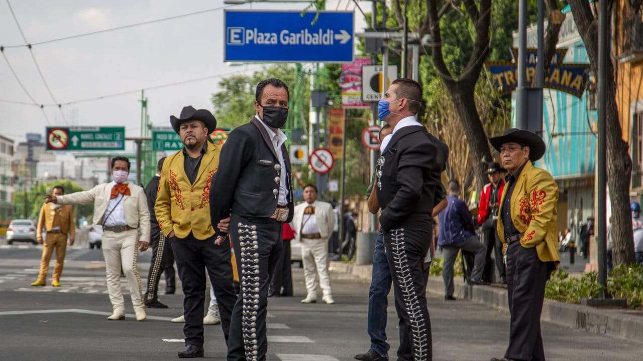 Mariachis warten in der Nähe des Garibaldi-Platzes auf Kunden.