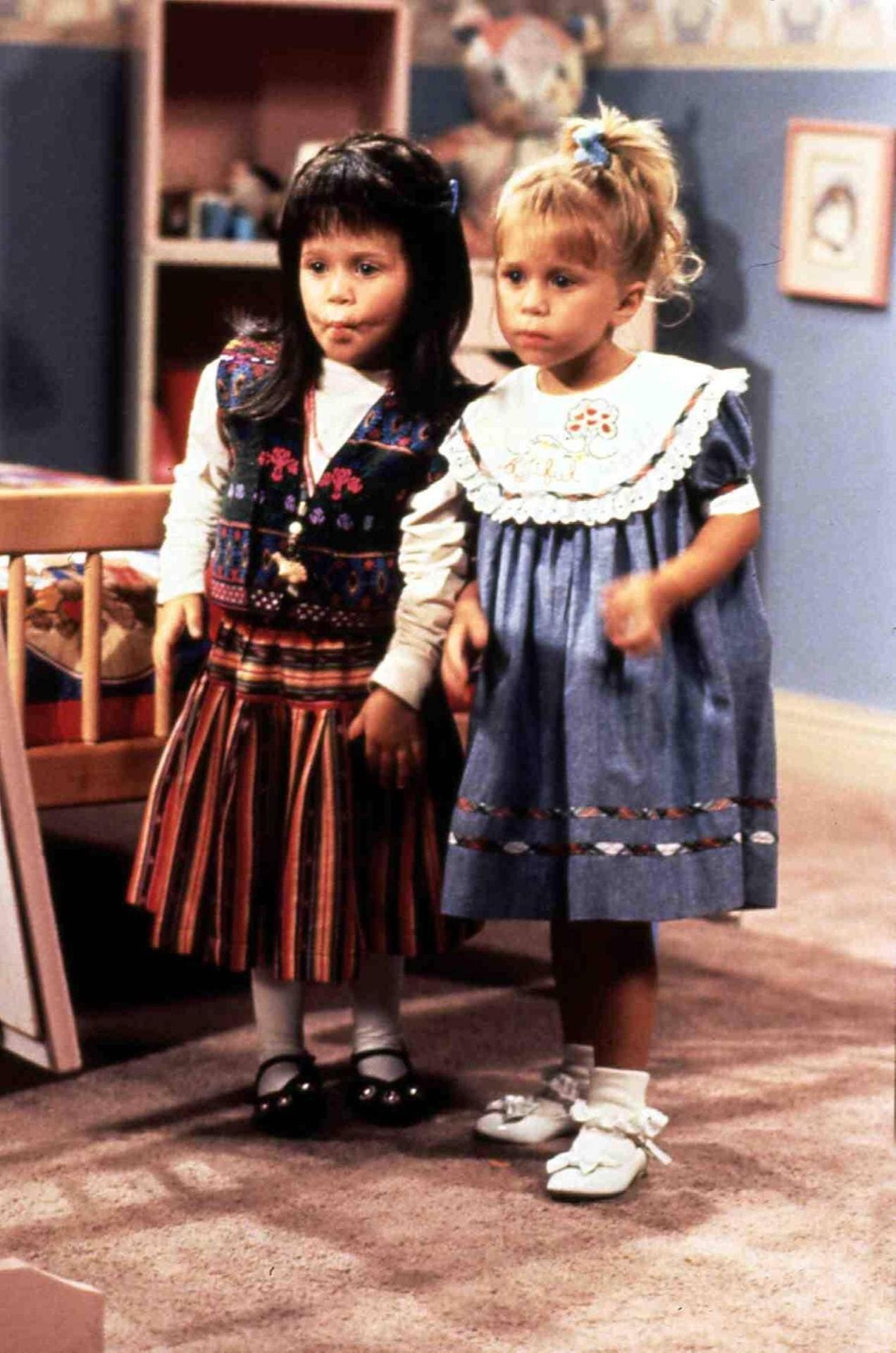 1987 begann der Stern der Olsen-Twins in Hollywood zu leuchten – im zarten Alter von neun Monaten, als ihre Mutter sie zum Casting der "Full House"-Sitcom schleppte. Bis 1995 verkörperten sie, anfänglich unter dem gemeinsamen Namen 'Mary Kate Ashley Olsen', in der Serie abwechselnd die Figur Michelle Elizabeth Tanner. Dies geschah aufgrund der US-amerikanischen Schutzbestimmungen für Kinder.