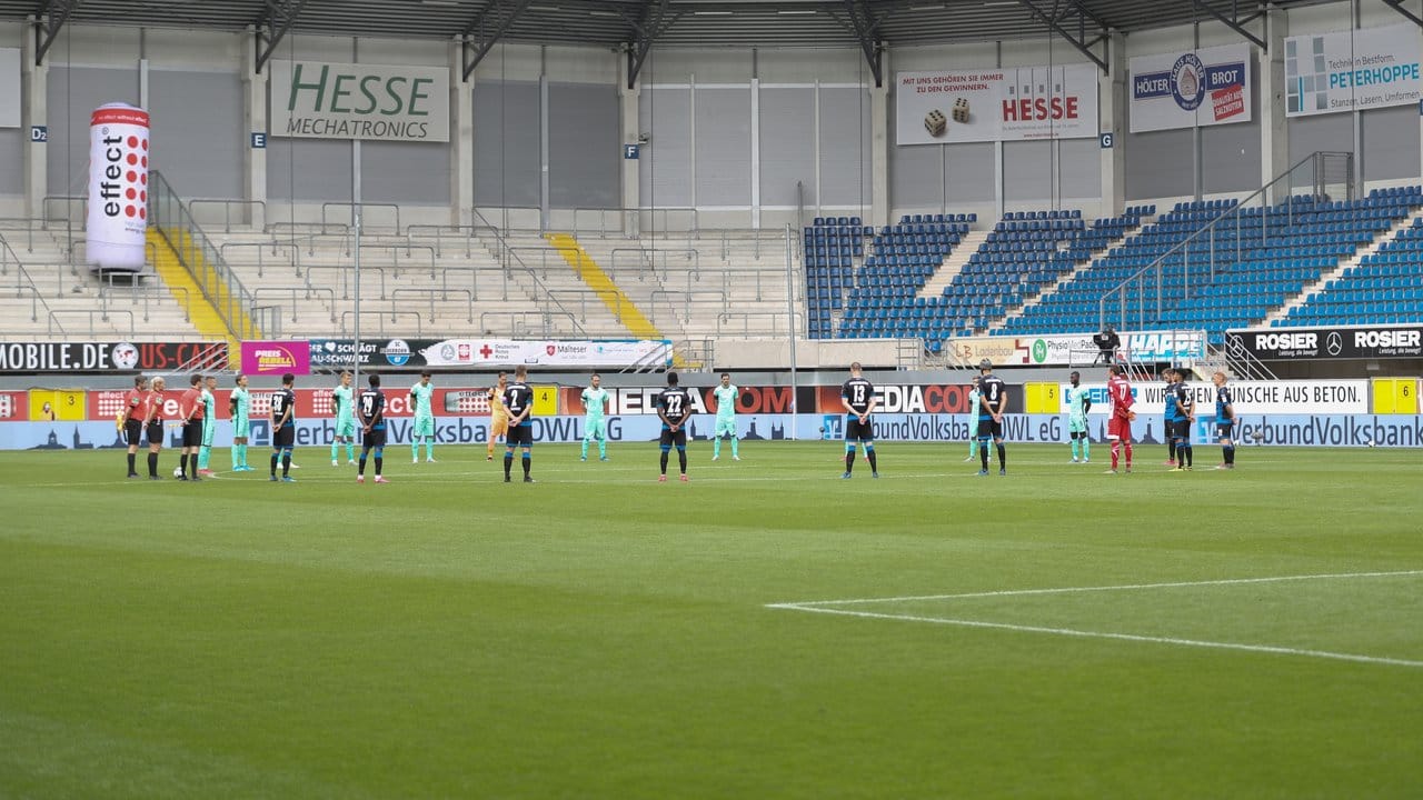Auch in der leeren Benteler-Arena gedachten die Spieler und Schiedsrichter während einer Schweigeminute den Opfern der Corona-Pandemie.