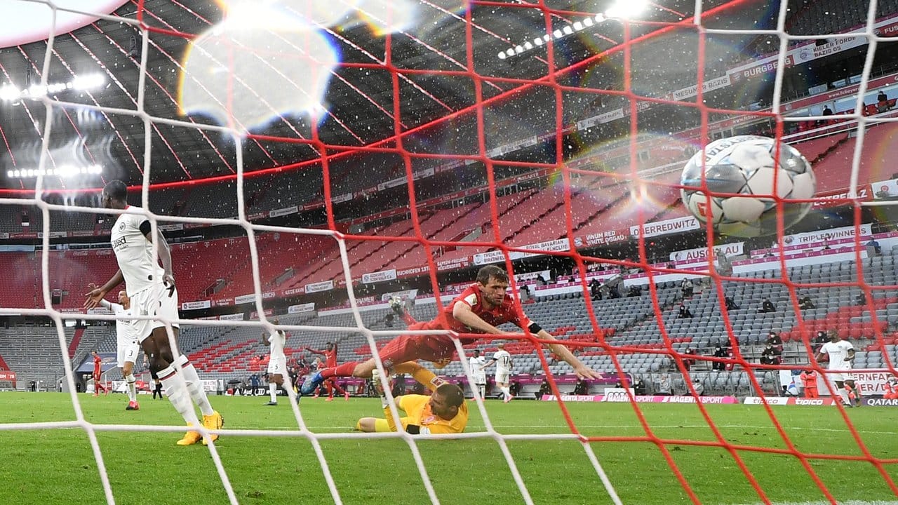 Stürmer Thomas Müller (r) erzielt das Tor zur 2:0-Führung gegen Eintracht Frankfurt.