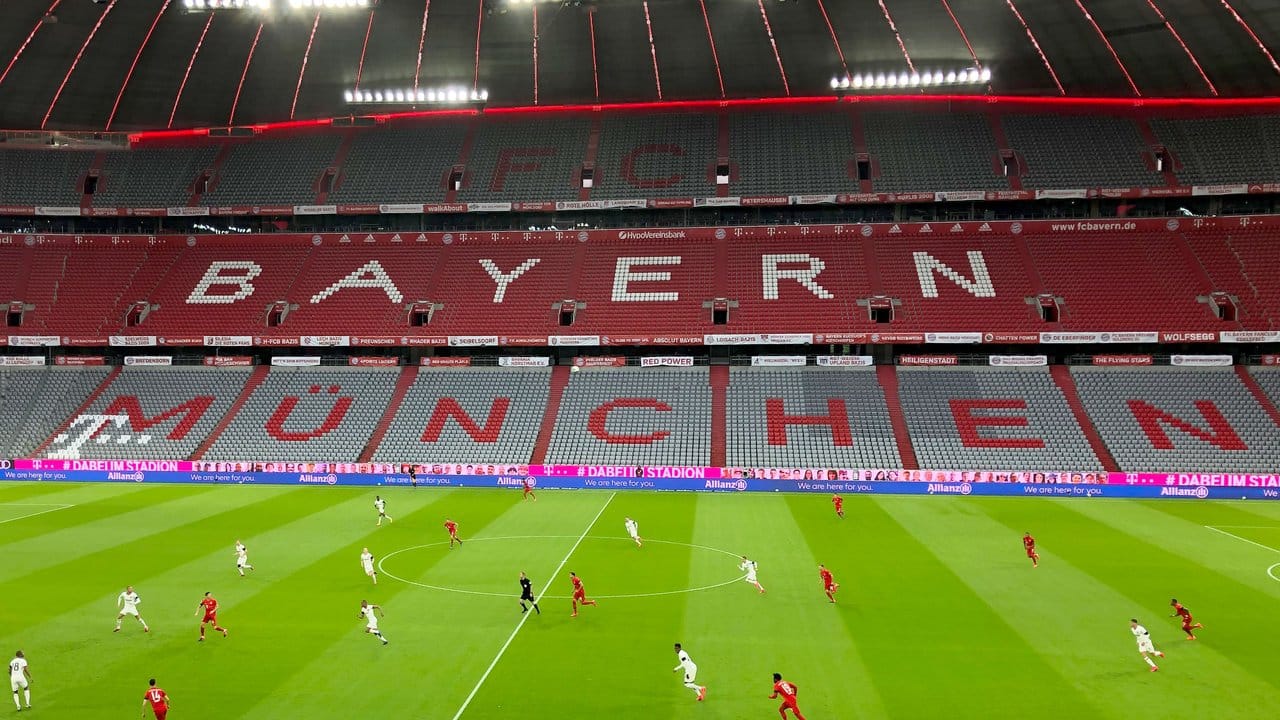 Ungewohnt für ein Bundesliga-Heimspiel des FC Bayern - statt Zuschauern ist der Schriftzug "Bayern München" auf der natürlich leeren Tribüne zu sehen.