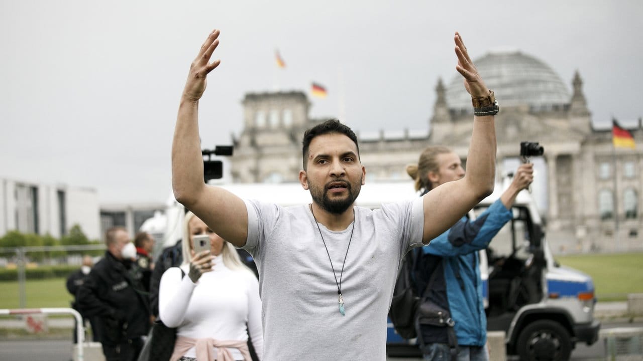 Kochbuch-Autor Attila Hildmann nimmt an einer Demonstration vor dem Reichstag in Berlin teil.