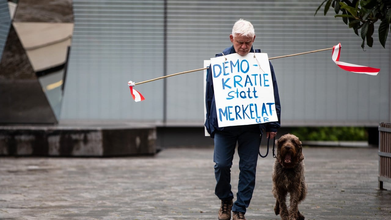 "Demokratie statt Merkelatur" steht auf dem Schild eines Demonstranten in Stuttgart.