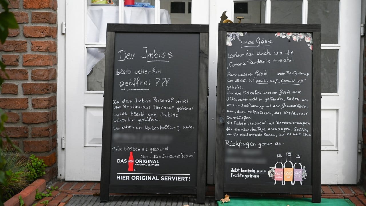 Hinweisschilder stehen vor dem Restaurant "Alte Scheune" in Moormerland. Hinweisschilder stehen vor dem Restaurant "Alte Scheune" in Moormerland.